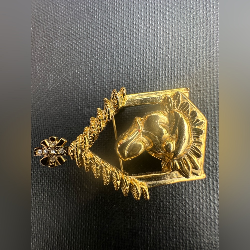 Vintage Butler Christmas Nativity Mary Baby Jesus Manger Gold Tone Brooch - Picture 2 of 5